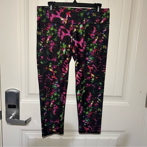 NWT Fabletics Chroma Multi-Colored A Cut Above the Rest Salar Capris Size XL - Picture 2 of 8